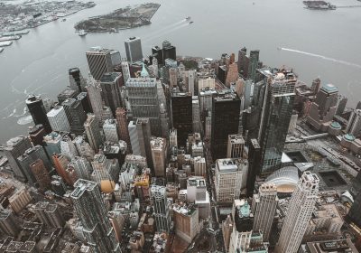 黄果短剧ai都市甜宠系列封面，AI生成的现代都市背景与青年男女主角，画面清新温暖